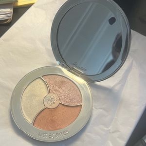 Pearl Dust
GUERLAIN METEORITES HIGHLIGHTING PALETTE